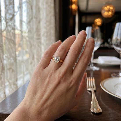 Pierścionek idealny na całe życie: Dwukolorowy pierścionek typu solitaire z brylantem o szlifie owalnym i oprawą z litego złota próby 14K – Wyprzedaż w ostatnim dniu: -90% 🔥